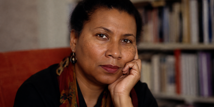 Bell Hooks, escritora e filósofa americana: “Saber ficar sozinho é essencial para a arte de amar.”