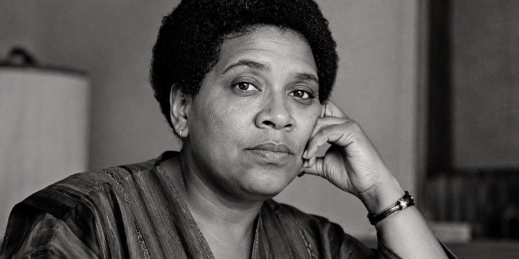 Audre Lorde, escritora e poeta americana: “Cuidar de mim mesma não é indulgência, é autopreservação.”
