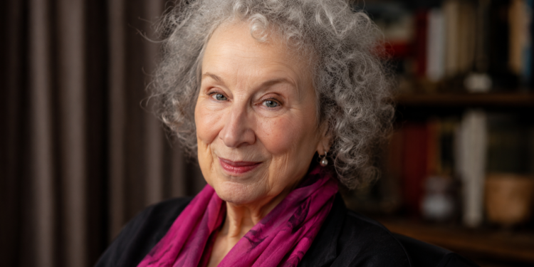 Margaret Atwood, escritora canadense: “Uma palavra depois de outra, depois de outra, é poder.”