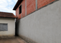 Morador constrói um segundo andar colado ao muro da divisa, cobrindo totalmente as janelas da casa ao lado e deixando a residência vizinha sem luz natural e ventilação