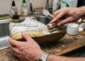 Sem gastar com produtos caros nem alvejante: a misturinha caseira que limpa tênis brancos encardidos e clareia solas amareladas