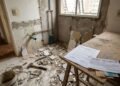 Proprietário assina contrato particular de prestação de serviços para pintura e troca de piso em 45 dias, mas o prestador para de comparecer ao local após quebrar os banheiros e deixa o imóvel inabitável: o morador aciona o Juizado Especial Cível para exigir a devolução do adiantamento e cobrança de multa contratual