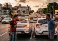 Motorista para na faixa da direita com pisca-alerta para esperar passageiro e provoca colisão traseira de R$ 8 mil: condutor atingido busca indenização e Justiça analisa responsabilidade com base no CTB e no Artigo 927 do Código Civil