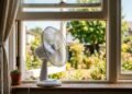 Direcionar o ventilador ligado direto para a janela: para que serve o truque físico como exaustor para retirar o calor e refrescar as paredes do quarto