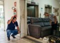Uma cliente compra um sofá retrátil de 3,10 metros por R$ 6.000 em loja física, descobre no ato da entrega que o móvel não passa pelo elevador do seu prédio e o estabelecimento exige R$ 1.300 de taxa de retenção para cancelar a venda