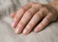 Adeus, esmaltação em gel: a técnica japonesa de polimento com cera de abelha que recupera unhas fracas e garante brilho espelhado natural