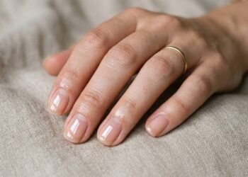 Adeus, esmaltação em gel: a técnica japonesa de polimento com cera de abelha que recupera unhas fracas e garante brilho espelhado natural