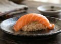Especialistas explicam por que o salmão cru entrou no sushi japonês após uma grande mudança