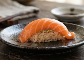 Especialistas explicam por que o salmão cru entrou no sushi japonês após uma grande mudança
