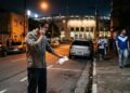 Motorista tem carro de R$ 95 mil furtado na rua enquanto assistia a um jogo de futebol; seguradora nega a indenização da apólice, alegando que o segurado marcou "garagem fechada no trabalho" e o furto ocorreu em horário de lazer; tribunal condena a seguradora ao pagamento integral da tabela FIPE com base na Súmula 610 do STJ, fundamentando que a mudança eventual de rota não configura agravamento intencional do risco