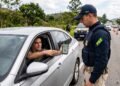 Motorista é parado em blitz e entrega apenas a CNH pelo celular após deixar a carteira física em casa; a versão digital tem validade legal em todo o território nacional