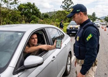 Motorista é parado em blitz e entrega apenas a CNH pelo celular após deixar a carteira física em casa; a versão digital tem validade legal em todo o território nacional