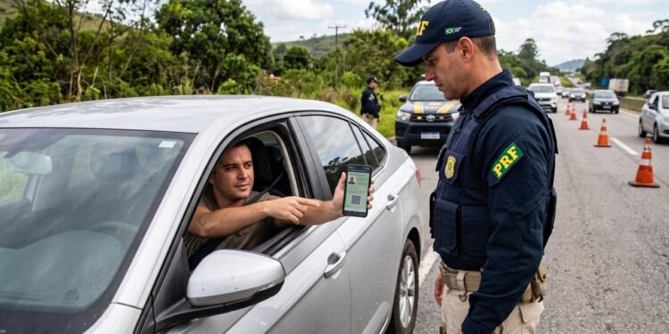 Motorista é parado em blitz e entrega apenas a CNH pelo celular após deixar a carteira física em casa; a versão digital tem validade legal em todo o território nacional