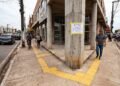 O piso tátil instalado de forma irregular em uma obra comercial de Macapá, que deixou pilastras no passeio, levou a prefeitura a notificar o empreendimento por risco aos pedestres