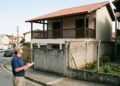 Morador fecha a varanda com cobertura até a divisa do terreno e pode ser notificado para retirar parte da estrutura por desrespeitar o recuo obrigatório