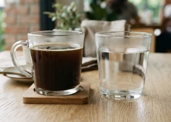 Estudo científico mostra: consumidores habituais tomam café por três dias e mantêm níveis semelhantes de água corporal na pesquisa
