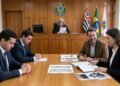 Um fotógrafo tem sua mala extraviada em uma conexão de voo e a companhia aérea tenta limitar a indenização a um teto tarifário padrão de R$ 5.000. Como a mala continha equipamentos de trabalho, a Justiça afasta esse teto, aplica o Código de Defesa do Consumidor e obriga a empresa a pagar o valor real de tudo o que foi perdido, além de lucros cessantes.