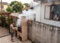 Morador constrói churrasqueira junto ao muro para aproveitar a área de lazer; a fumaça e a fuligem entram frequentemente pela janela do vizinho e deixam o cômodo ao lado impregnado de cheiro. A discussão pode terminar no Juizado Especial Cível
