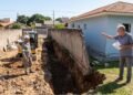 Proprietário inicia escavação junto ao muro e remove terra para ampliar a garagem sem executar contenção adequada, colocando a casa ao lado em risco: o vizinho prejudicado pede a paralisação da obra com base no Artigo 1.311 do Código Civil