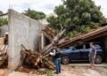 Morador constrói muro de alvenaria de 3 metros na divisa sem consultar o vizinho e corta pela metade as raízes de uma mangueira de 40 anos; árvore desestabiliza, cai sobre a garagem vizinha e esmaga um SUV de R$ 160 mil; laudo pericial comprova imperícia na escavação e condena o construtor a indenizar o veículo e a reconstrução do telhado
