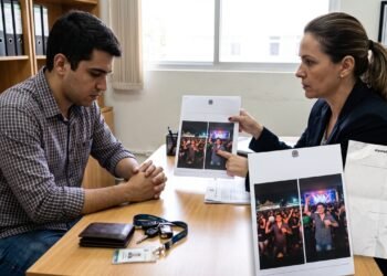 Funcionário apresenta atestado de repouso de 3 dias por "fortes dores na lombar", mas no mesmo final de semana posta stories no Instagram dançando em um show sertanejo. A empresa descobre, imprime as fotos e aplica demissão por justa causa. A Justiça do Trabalho valida a punição máxima, confirmando que mentir para justificar faltas quebra totalmente a confiança (ato de improbidade) e retira do trabalhador o direito a seguro-desemprego e saque do FGTS.
