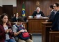 Mãe insatisfeita com o desempenho escolar do filho envia um áudio no grupo da classe chamando a professora de "desequilibrada e incompetente". O áudio vaza, a professora processa a mãe e o tribunal fixa indenização de R$ 8.000, cravando que grupos de WhatsApp não são território sem lei e ofender alguém ali configura difamação pública. 