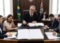 Durante partilha de bens em divórcio litigioso, marido declara não possuir economias guardadas, mas laudo pericial financeiro descobre a conversão de R$ 180 mil de uma conta conjunta para carteiras não rastreáveis de Bitcoin meses antes da separação; o juiz caracteriza a manobra como fraude à meação matrimonial e determina o bloqueio imediato das contas bancárias e bens pessoais do ex-cônjuge para compensar a quota-parte da esposa.