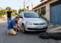 Motorista estaciona em frente a uma rampa de garagem rebaixada irregularmente; morador fura os quatro pneus do veículo avaliados em R$ 1.600, como retaliação; Justiça condena o morador a pagar pneus novos ao infrator por exercício arbitrário das próprias razões.