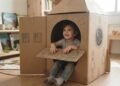 Uma simples caixa de papelão pode ensinar mais sobre imaginação do que muito brinquedo pronto — quando ela vira carro, casa ou foguete, a brincadeira muda completamente