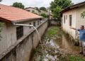 Proprietário reforma o telhado e instala calha que despeja água da chuva diretamente no quintal da casa ao lado, causando infiltrações após temporais: o vizinho prejudicado exige a correção da estrutura com base no Artigo 1.300 do Código Civil