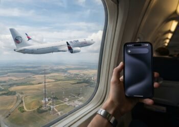 Especialistas explicam por que o modo avião ajuda a reduzir interferências nos sistemas da cabine durante o voo