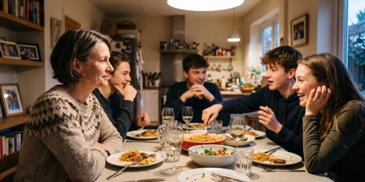Tenho 48 anos e finalmente percebi que esses jantares barulhentos que eu vivo querendo terminar são exatamente as noites que vou querer de volta quando meus filhos saírem de casa