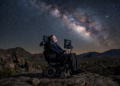 Citação do dia de Stephen Hawking: “Acredito que a explicação mais simples seja: Deus não existe. Ninguém criou o universo e...” — uma profunda reflexão sobre a vida, a morte e o universo