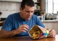 Um consumidor abre um pacote de salgadinho e encontra um inseto morto dentro. Mesmo sem ter chegado a comer o produto, ele processa o fabricante e ganha indenização por danos morais pela sensação de nojo, repugnância e quebra de confiança na marca