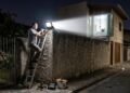 Morador instala refletor LED de alta potência no muro para aumentar a segurança da casa; o feixe atravessa todas as noites a janela do vizinho e mantém o quarto ao lado completamente iluminado. O conflito pode chegar ao Juizado Especial Cível