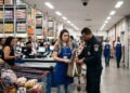 Funcionária de rede atacadista é submetida a revistas diárias em sua bolsa ao final do expediente, de forma ostensiva na frente de outros funcionários e clientes. Incomodada, ela ingressa com ação trabalhista. O juiz condena a empresa a pagar R$ 10 mil de indenização por danos morais, classificando a prática como vexatória e uma ofensa à intimidade da trabalhadora, que já era monitorada por câmeras no ambiente. 