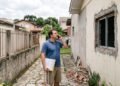 Vizinho aproveita férias do morador para abrir uma janela voltada diretamente para o quintal ao lado e altera a fachada sem aviso; na volta, proprietário questiona a obra na prefeitura e pede o fechamento da abertura irregular