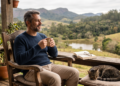 Segundo psicólogos, ficamos mais estáveis emocionalmente com a idade. Depois dos 25, mudamos menos — mas tendemos a ficar mais equilibrados