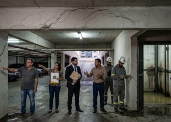Moradores de edifício de 12 andares recém-entregue identificam rachaduras diagonais nas vigas do subsolo e infiltração no poço do elevador; laudo pericial aponta risco à solidez da edificação; associação de moradores ajuíza Ação de Obrigação de Fazer contra a construtora com base no Artigo 618 do Código Civil, que responde pela garantia legal de 5 anos sobre a segurança da obra