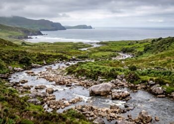O que significa o provérbio irlandês de hoje: "Nenhum rio chega ao mar sem antes fazer as pazes com cada pedra"?