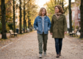 A psicologia mostra que as conversas mais sinceras com adolescentes acontecem durante uma caminhada por um motivo específico — o movimento lado a lado reduz a sensação de interrogatório, e assuntos difíceis aparecem quando ninguém precisa ficar parado esperando uma resposta