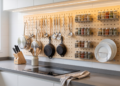 Nem armário nem prateleira: por que o painel perfurado triunfa nas cozinhas modernas