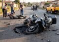 Motociclista cai em cratera aberta de 40 cm sem sinalização em via municipal recém-asfaltada, fratura a clavícula e perde moto avaliada em R$ 28 mil; vítima processa a prefeitura com base na responsabilidade civil objetiva do Estado (Artigo 37, § 6º da CF/88), obtendo ressarcimento integral do veículo, despesas médicas e pensão pelo período de afastamento do trabalho.