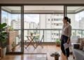 Uma moradora trocou a esquadria entre a sala e a sacada e recebeu ordem para desfazer a obra em 30 dias, mas o TJSP decidiu que o vidro interno não alterava a fachada do prédio