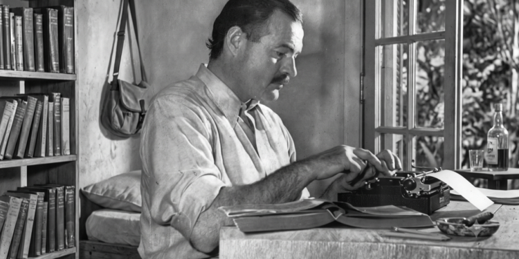 A frase do dia de Hemingway: "Não há nada de nobre em ser superior aos seus semelhantes; a verdadeira nobreza consiste em ser superior à pessoa que você era antes."
