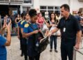 Gerente de supermercado obriga operadoras de caixa a abrirem suas bolsas e mochilas diariamente na saída do expediente, de forma ostensiva e na frente de clientes; uma funcionária filma a abordagem e ingressa com ação trabalhista; o Tribunal Regional do Trabalho reconhece a prática como revista abusiva e vexatória, condenando a rede varejista ao pagamento de R$ 15 mil por danos morais por violação à intimidade da trabalhadora.