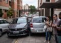 Morador irritado com carro mal estacionado trava o veículo do vizinho propositalmente na garagem de gaveta e ignora o interfone. A polícia enquadra a conduta criminalmente. O juiz o condena a pagar danos morais e reembolsar o táxi da vítima, configurando o ato como exercício arbitrário das próprias razões. 