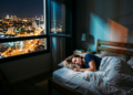 Luz noturna é associada a maior risco de transtornos psiquiátricos, aponta estudo e alerta pesquisadores sobre seus efeitos no sono