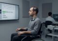 Implantes cerebrais começam a chegar aos testes clínicos e prometem transformar sinais neurais em ações reais, enquanto cientistas explicam como essa tecnologia pode mudar o futuro da comunicação e o controle real do corpo humano