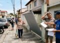 Morador instala portão eletrônico basculante que projeta 1 metro para fora da calçada ao abrir, atingindo pedestres que passam pelo local; a prefeitura aplica multa e notifica o proprietário para alterar o mecanismo de abertura por risco de acidentes.